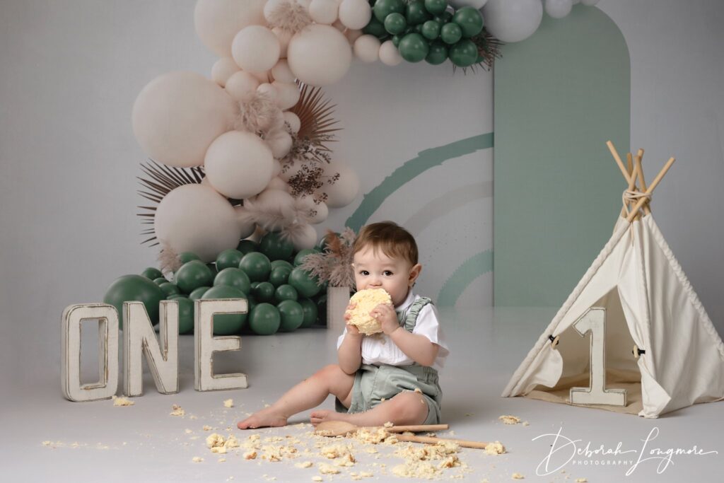 cake smash photography tips, cake smash, first birthday photoshoot, cake smash photography birmingham, cake smash photography tamworth